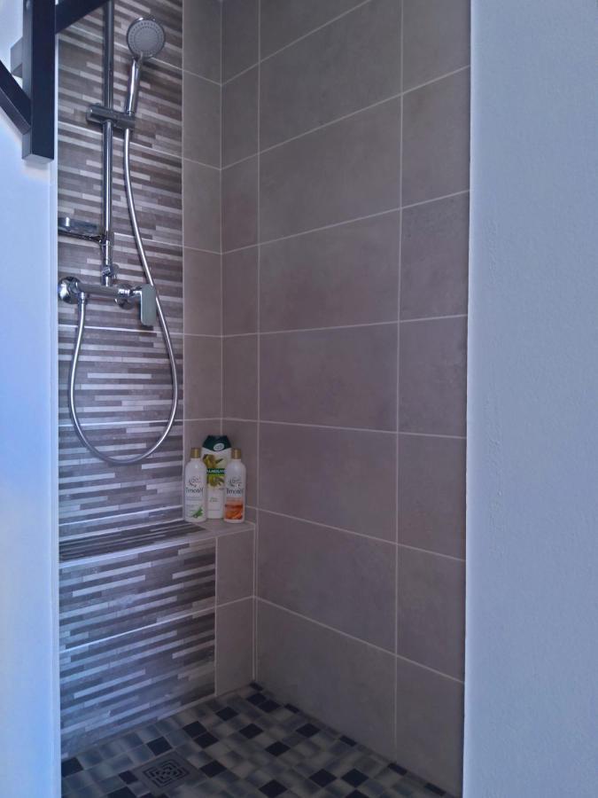 Romytt Suite Saint-Quentin-la-Poterie Esterno foto